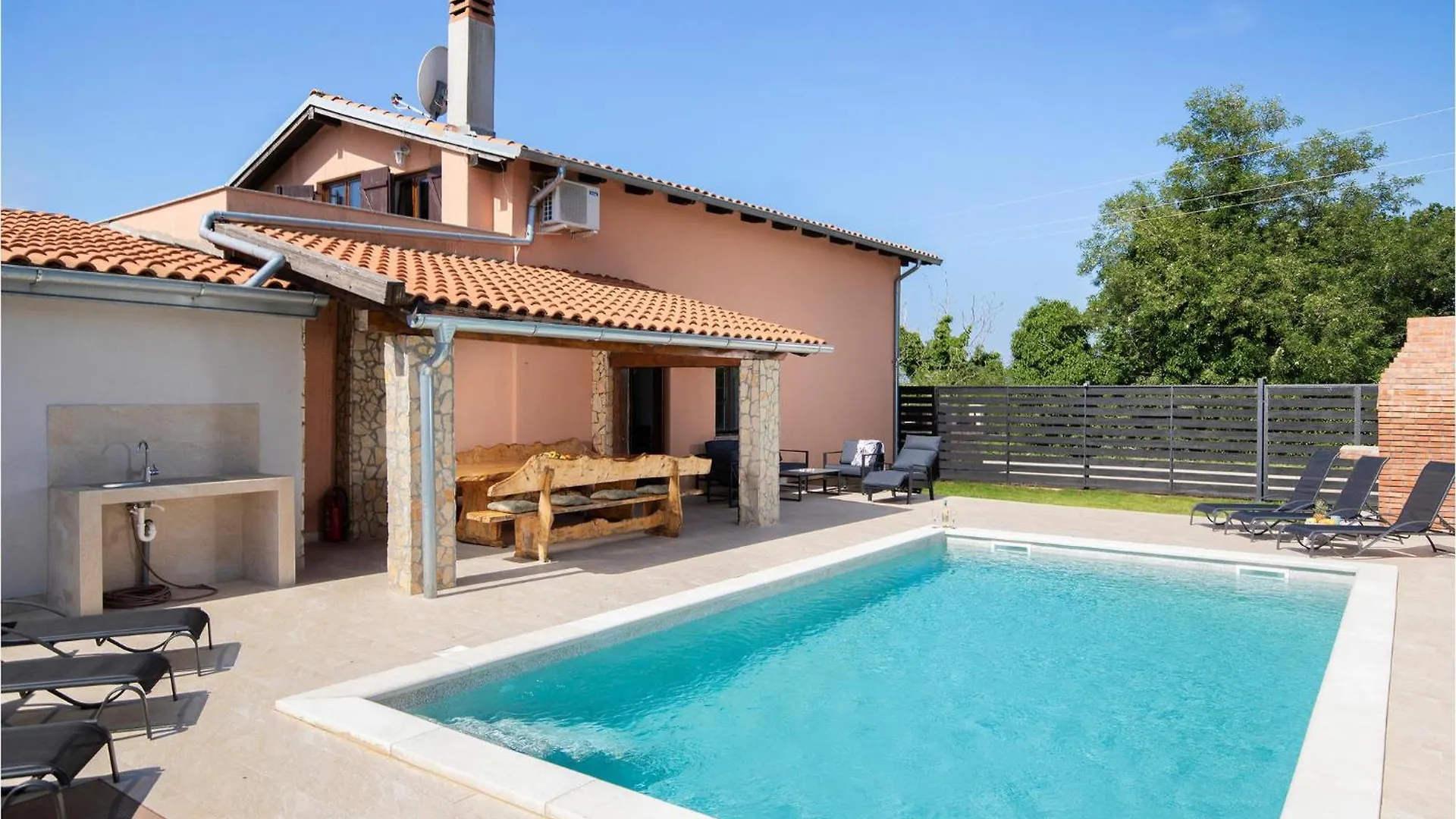 Nice Home In Medulin With Kitchenette